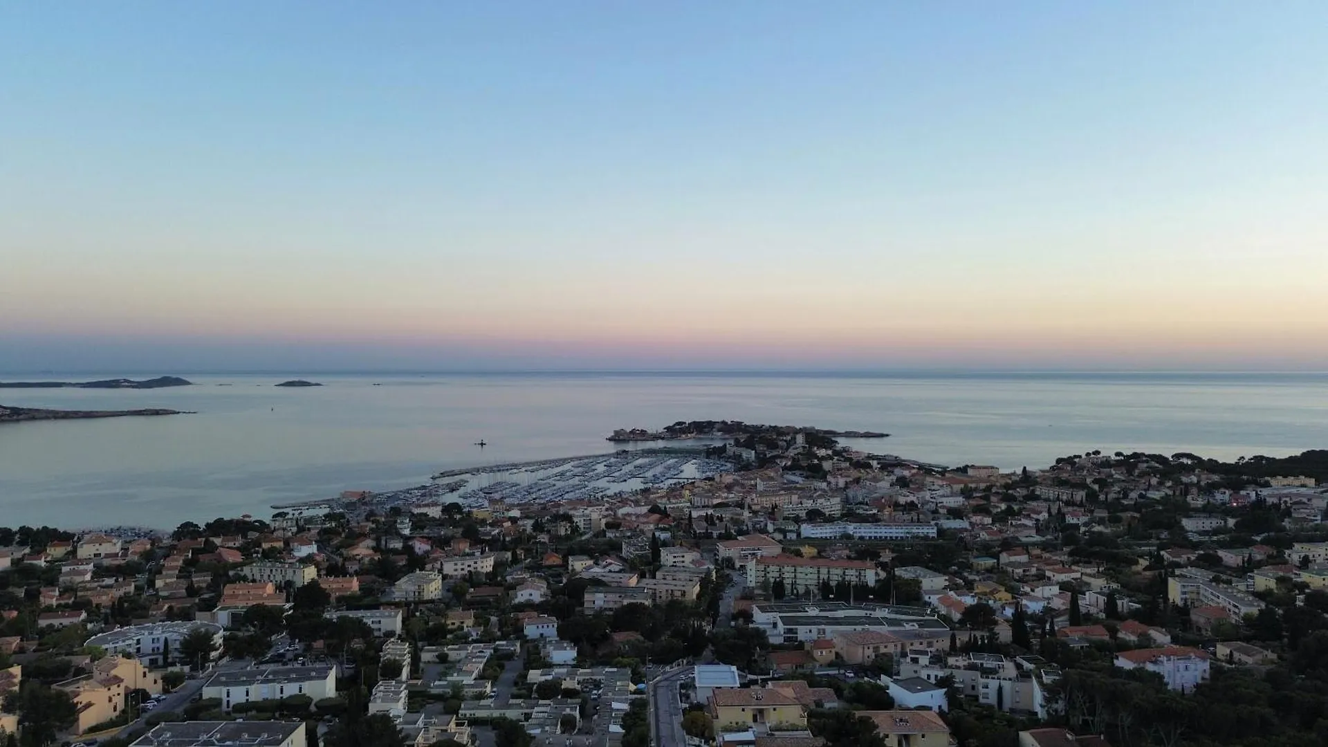 Vue Epoustouflante Sur Bandol & La Mer 2 Pieces, Piscine Tout Confort 4 Etoiles, Tres Calme, Terrasse Spacieuse Sans Vis A Vis, Parking Prive Residence Standing 0*,
